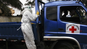Sikorski o eboli: znacznie więcej ludzi ginie na świecie od banalniejszych chorób